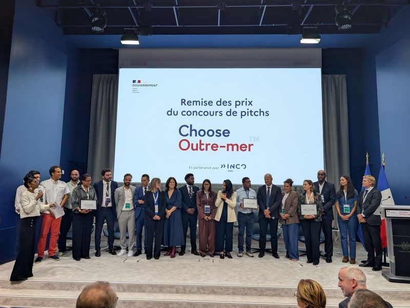 Alain Valero et les 10 finalistes ultramarins sur la scène de la Banque de France à Paris